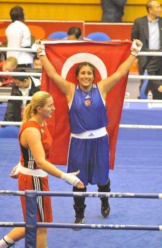 63 kiloda şampiyon olan Gülsüm Tatar'ın ardından 86 kiloda Şemsi Yaralı da altın madalya kazandı.
