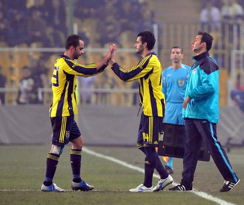 Fenerbahçe Bursaspor'u 1-0 yenerek avantaj kazandı
