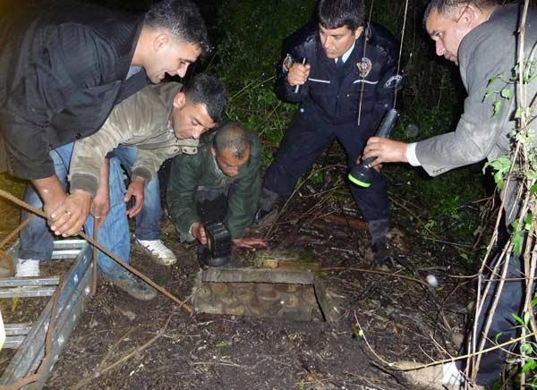 Adana'da dün sabah kaybolan yaşlı kadın akrabaları tarafından 20 metre derinlikteki su kuyusunda bulundu. Kadının 14 saat kurtarılmayı beklediği ortaya çıktı.