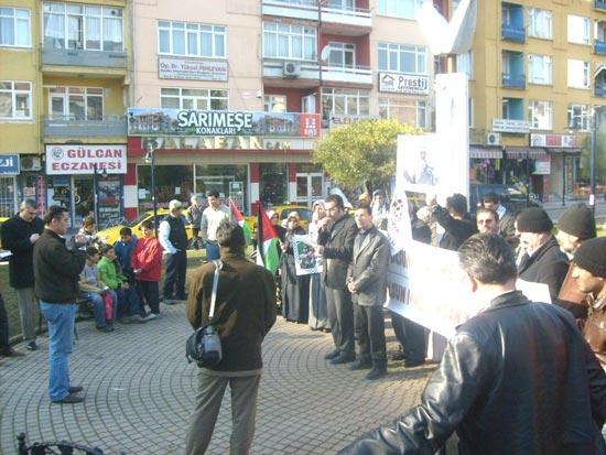 Saat 11 gibi İzmit'e ulaşan konvoy her hafta başörtüsü ögürlüğü için Sabri Yalım Parkı'nda toplanan MAZLUMDER üyeleri tarafından karşılandı