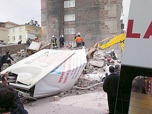 Malatya'da 7 katlı inşaat halinde altında işyerleri olan bina çöktü.