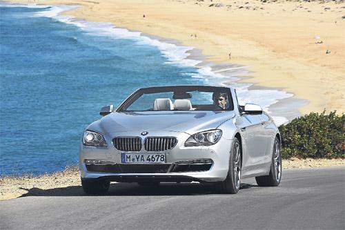 <strong><span style="color: #ff0000;">BMW yeni 1 ve 6yı getiriyor</span></strong><br><br>
Alman üreticinin bu yıl içinde getireceği iki önemli yeniliği yenilenen 1 ve 6 Serisi olacak. Yeni 1 Serisinin bu yılın ilk çeyreğinde tanıtılması, ardından da yılın üçüncü çeyreğinde Türkiyede piyasaya sunulması planlanıyor. <br><br>İkinci yenilik olan 6 Serisi ise, ABDde geçen yılın sonlarında tanıtıldı. Mart ayında önce Cabrio, eylül ayında da Coupe seçeneğinin üretimine başlanıyor. Her iki modelin de Türkiyede 2011 yılında satışa sunulması planlanıyor.