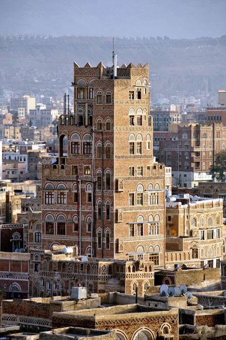 UNESCO'nun D&uuml;nya K&uuml;lt&uuml;r Mirası Listesinde yer alan d&uuml;nyanın en eski apartmanlarında bug&uuml;n hayat devam ederken, y&ouml;re halkı asırlar &ouml;ncesinin inşaat teknikleriyle &ccedil;ok katlı evler yapmaya devam ediyor.