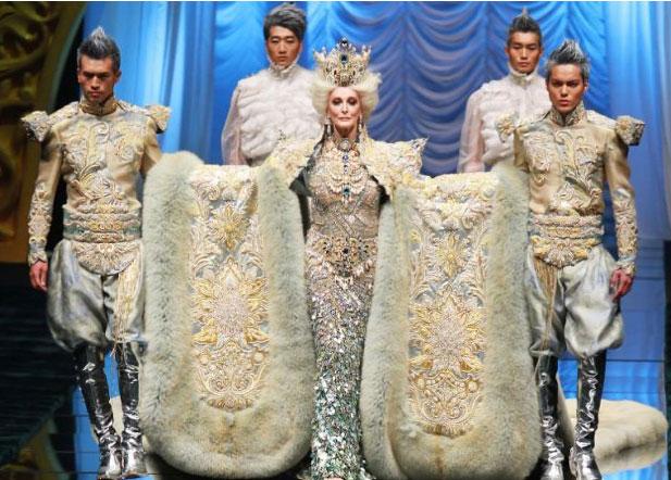 Deneyimli model 80. yaşına girmesine rağmen güzelliğini korumayı başarmış ve özellikle gri saçlarıyla gerçekten etkileyici görünüyor.