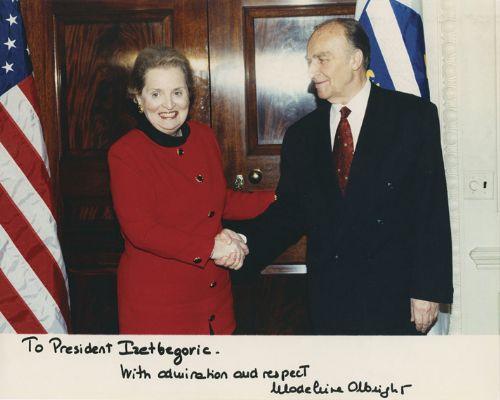 <p>ABD eski Dışişleri Bakanı Madeline Olbright ile birlikte...</p>
