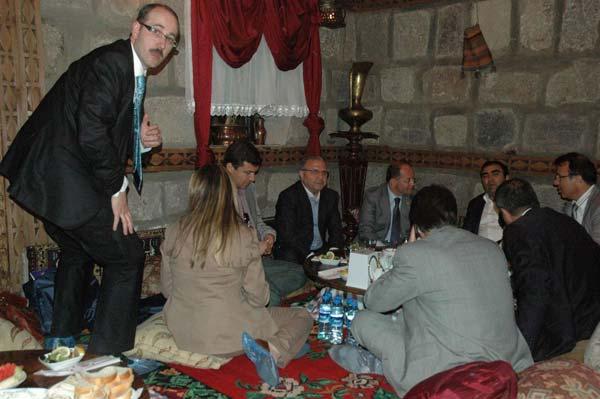 Sağlık Bakanı Recep Akdağ, ulusal basının yöneticilerini seçim bölgesi ve memleketi Erzurum'da ağırladı. Akdağ, gazetecilere şehri bizzat gezdirdi. Gezinin sonu keyifli bir geceyle bitti.