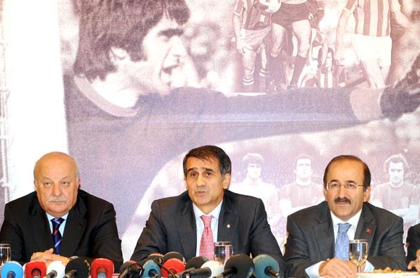Trabzonspor ile sözleşme imzalayan Teknik Direktör Şenol Güneş, hedefindeki Trabzonspor'u anlattı. Camiaya ve taraftarlara birlik beraberlik mesajı veren Güneş, Fatih Tekke'nin takıma geri kazandırılmasına nasıl baktığını da açıkladı.