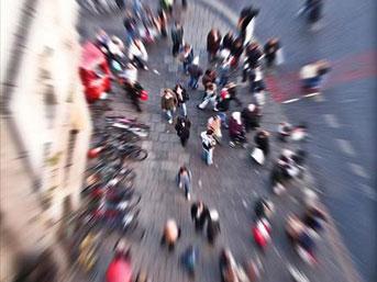 <p><br>Fobilerin Nedeni Nedir? <p><br>
İnsanların Yaklaşık Yüzde Onu Fobilerden Müzdariptir. Bazılarında Travmatik Bir Olay Tetikleyici Olabilirken Bazı Fobiler Fiziksel Problemlerle İlgili Olabilir. Yapılan Araştırmalar Bazı Basit Fobilerin Genetik Olduğunu Bazılarınınsa Kültürel Geçmişe Dayandığını Gösteriyor