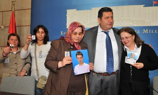 ''Mira'' adlı gemide mahsur kalan Türk denizcilerin aileleri ile TBMM'de basın toplantısı düzenleyen Soysal, ''Bu sorunu çözün. Gözü yaşlı ailelerin çığlığına kulak verin'' dedi.