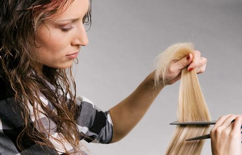 <p><strong>Hair stylist - Kuaför</strong></p>
<p>Her Hollyvvood yıldızının genellikle kendi özel kuaförü vardır. Film sonundaki jenerikte de "Mrs. Stone'un kuaförü" olarak karşımıza çıkıyorlar. Kuaförler, oyuncuların saçlarının, peruklarının veya saç eklerinin yapımından sorumlular. Her an bir düzeltme gerekebileceği için o da sette sürekli bulunuyor.</p>