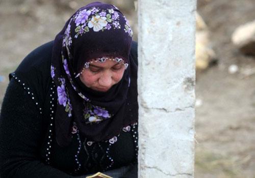 Van'ın Erciş ilçesinde yaşanan depremde hayatını kaybedenler Kurban Bayramı'nın ilk gününde yakınları tarafından mezarları başında dualarla ve gözyaşları içinde anıldı.