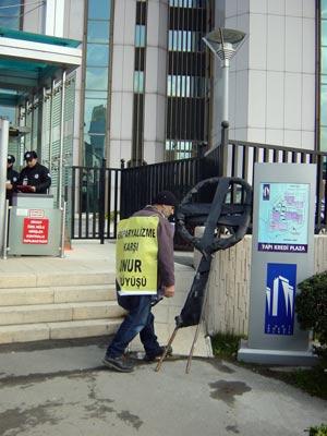 İsrail'in Gazze'ye yönelik saldırılarını protesto etmek için Eskişehir'den İstanbul'a yürüyen Rıza Demiralay, yanında getirdiği siyah çelengi konsolosluğa bırakamadı.