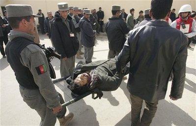 Afganistan'ın başkenti Kabil'de Taliban militanlarının üzerlerindeki bombaları bakanlık binasında patlatması sonucu yaşanan saldırı