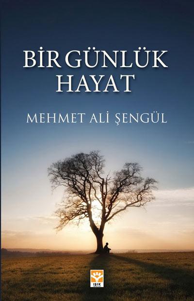 İnsan bir yolcu. Hayat ise bir nefes uzunluğunda bir yol. Bu yolda karşılaştığı her işaret insana dünyada misafir olduğunu hatırlatıyor. Vefat edenlerden geriye kalan ilaçların son kullanma tarihleri doluyor, gecede kayan her yıldız faniliğin sinyallerini yakıp söndürüyor, doğan her güneş ebediliğin altın zarflı mektubunu kapılarımızın altından bize doğru itiyor Işık Yayınları tarafından Mehmet Ali Şengül imzasıyla yayınlanan Bir Günlük Hayat isimli eser, yazarın insanlığa hizmet etme sevdasının yazıya dönüşmüş hali. Yalın ve sade anlatımı ve taze hatıralarıyla okurunu sakin ve dingin bir dünyanın kapılarını aralıyor. Karşılaştığımız olumlu ve olumsuz tüm manzaralara yapıcı bir gözle bakıyor