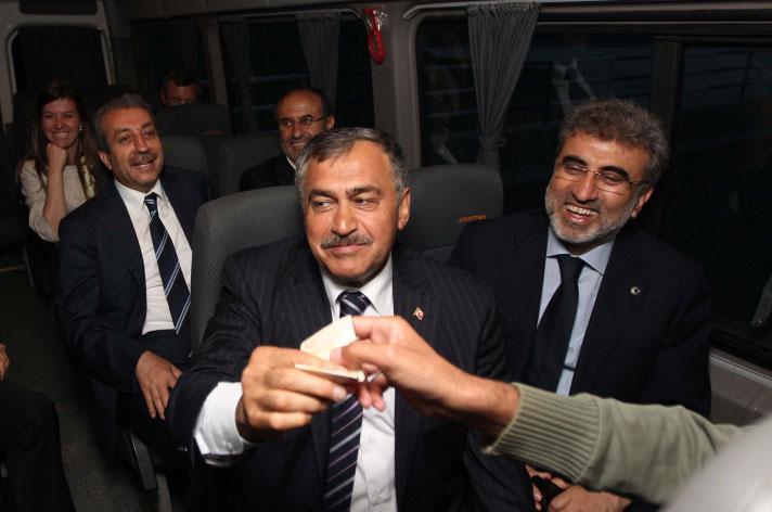 Siirt'teki Botan Çayı üzerinde Alkumru Barajı ve Hidroelektrik Santrali'nin açılışı, devletin zirvesini biraraya getirdi. Cumhurbaşkanı Abdullah Gül ve Başbakan Recep Tayyip Erdoğan, tören alanından helikopterle ayrılırken; Maliye Bakanı Mehmet Şimşek, Çevre ve Orman Bakanı Veysel Eroğlu, Tarım ve Köyişleri Bakanı Mehdi Eker ile Enerji ve Tabii Kaynaklar Bakanı Taner Yıldız kendileri için tahsis edilen ve bir okul servisi olan minibüsle Siirt'e hareket etti.