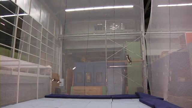 Deney, İsviçrenin Zürih kentindeki Federal Teknoloji Enstitüsü (ETH Zurich)in Uçan Makine Arenasında yapıldı. Topa hamle edip rakipten atılan servisi karşılamalarını sağlayan raketlerle donatılan quadrocopterler, birbirlerine ve insan rakiplerine karşı mücadele etti.