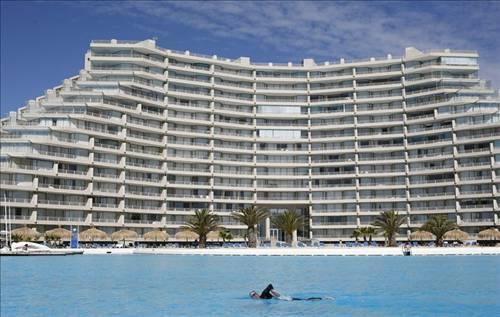 Sıcaklığı 26° C, 250.000 m3 temizlenmiş ve filtrelenmiş deniz suyu. Maliyeti 1.34 milyar euro...