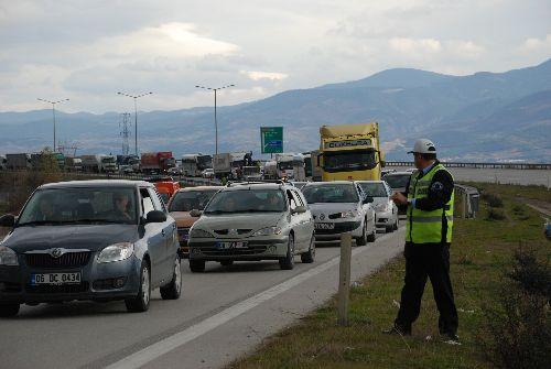 Kaza, TEM otoyolunun Bolu Abant gişelerine yaklaşık 5 kilometre kala meydana geldi. Ankara'dan İstanbul yönüne giden Şeref Keklik'in kullandığı 34 YC 1093 plakalı kapalı kasa kamyonet, önünde seyreden Adem Mutlu idaresindeki 34 CYB plakalı TIR'a arkadan çarptı. Çarpmanın etkisiyle kamyonetin parçaları otoyola dağıldı, kamyonet ancak orta refüjde durabildi. Kazada, kamyonette bulanan Süheyla Keklik (50) olay yerinde hayatını kaybetti, sürücü Şeref Keklik ise olay yerine gelen ambulansla Köroğlu Devlet Hastanesi'ne kaldırıldı.