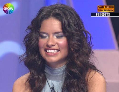 Acun'un anonsu ile stüdyoya giren Adriana Lima, alkışlar ve tezahüratlardan çok etkilendi. Ön sırada oturan seyircilerle el çırpan, minik bir çocuğu görünce sarılıp öpen Adriana Lima'nın ilk sözleri, "İşte geldik. Bu çok heyecan verici" oldu.