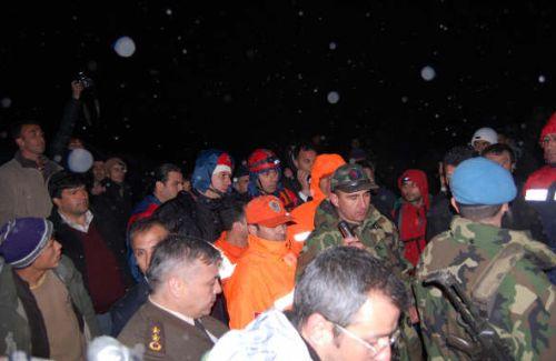 BBP lideri Yazıcıoğlu'nu taşırken düşen hekikoptere ulaşma çabaları aralıksız sürüyor. Helikopter için adeta bir ordu seferber edildi...