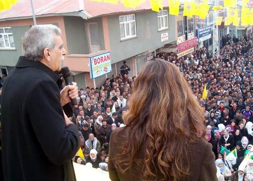 Demokratik Toplum Partisi (DTP) Genel Başkanı Ahmet Türk, 29 Mart'ta yapılacak olan seçimlerin demokrasi, özgürlük ve barış isteyen Kürt halkı için çok önemli olduğunu belirtti.