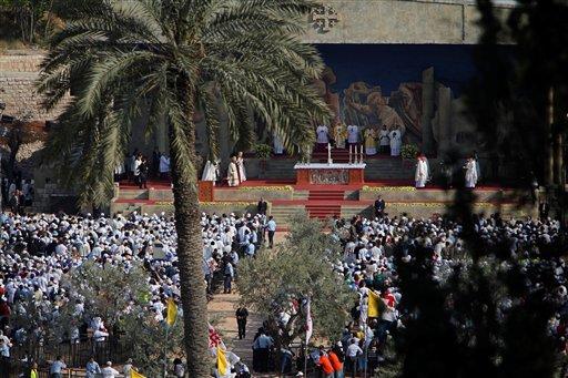 Katolik dünyasının ruhani lideri Papa 16. Benediktus'un Kudüs'ü ziyareti sürüyor. Tarihi gezinin ilk iki gününde neler oldu bir hatırlayalım ve ziyaretin atmosferini 125 fotoğrafla yansıtalım istedik.