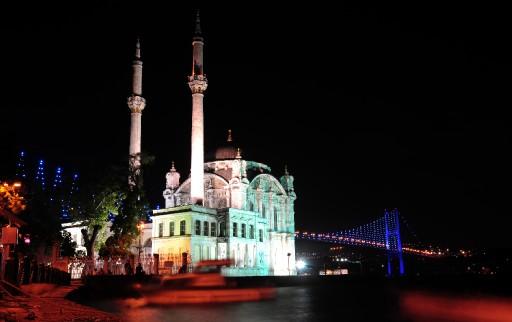 Eyfel Kulesi'nden Mısır piramitlerine, Akropolis'ten, ünlü saat kulesi Big Ben'e kadar pek çok ünlü yapıyı aydınlatan Philips, 3 bin 250 adet 'LED sistemi'yle, Boğaziçi'ni yeniden aydınlattı