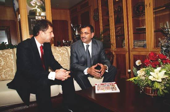 "Avrupa Kültür Başkenti İstanbul 2010a hazırlanıyor. Dünyada İstanbul, İstanbulda da Üsküdar konuşulacak." diyen Üsküdar Belediye Başkanı Mustafa Kara, şu anda şantiyeye dönen ilçesini gelecekte neler beklediğini ve projelerini anlattı...