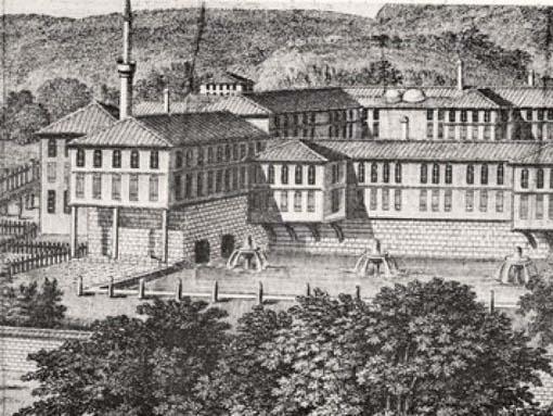 SADABAT SARAYI >>> Lale Devrinde yaptırılan ve genel havası Batılı gibi durmayan Saadabat Sarayının çevresindeki bahçelerde Fransız etkisi görülüyor, örneğin Kağıthane Deresinin 1 kilometrelik kısmı Cetvel-i Sim adıyla kanala çevriliyor ve burada mermer kaskadlar, fıskiyeler yapılıyor. Elçi kabulü için de kullanılan saray 1730 Patrona Halil isyanı ile birlikte büyük zarar görüyor.