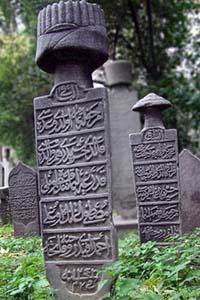 İnsan için geçici olarak tasvir edilen dünya hayatının sonunda başlayacak kabir hayatında insanoğlunun başına neler gelecek?