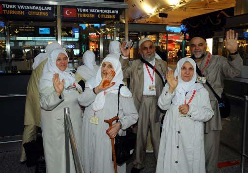 Kutsal topraklara gidecek ilk hacı kafilesi, İstanbul Atatürk Havalimanı'ndan yola çıktı. Bazı hacı adayları ve yakınları gözyaşlarını tutamadı.