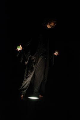 Muhammed Celaleddin'in Mevlana oluşunu anlatan Nar-ı aşk, Mevlana adlı oyunun basın mensupları için yapılan gala gecesi, halkın baskınına uğradı. 300 kişilik salonda 700 kişiyle oyun izlendi. Oyun ise ayakta alkışlandı..