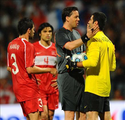 Türkiye hazırlık maçında Fransa ile karşılaştı. 10 kişi tamamladığımız maçta İbrahim Üzülmez'in kendisini sollayan Anelka'yı indirmesi sonucu kazanılan penaltıdan Benzema'nın golü skoru belirledi..