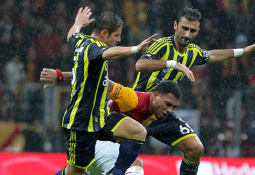 7 ARALIK 2011: Galatasaray derbisinin ilk yarısında kenara gelen Emre, takım arkadaşı Bienvenuyü kötü oynadığı için Kocamana şikayet etmişti. Emre, devre arasında oyundan alınınca da, hocasına, Bu takımdan çıkacak ilk kişi ben miyim diye sitemde bulunmuştu.