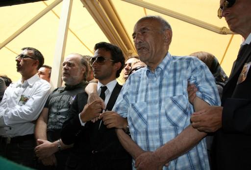 Geçirdiği kalp krizi sonucu hayatını kaybeden ''Kurtalan Ekspres''in gitaristi Bahadır Akkuzu, son yolculuğuna uğurlandı. Sanatçı dostları cenazede Akkuzu'yu yalnız bırakmadı