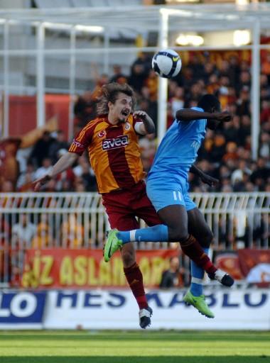 Antalyaspor, 5 dakika intika ilave edilen maçta Galatasaray'ı sahasında ilk kez yenerken sarı kartlar havada uçuştu. Bir kırmızı kart çıktı ama iptal edildi. G.Saray bu sezon 5. yenilgisini aldı
