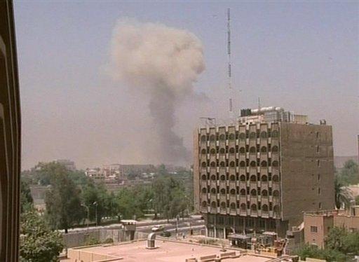 Irak'ın başkenti Bağdat'ın merkezine bomba ve havan topuyla yapılan saldırılarda son açıklanan rakamlara göre en az 100 kişi öldü, 310 kişi ise yaralandı.
