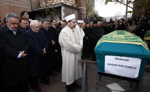 Kalp krizi sonucu vefat eden işadamı Hasan Kalyoncu (59) için düzenlenen cenaze töreni Cumhurbaşkanı Abdullah Gül-Necmettin Erbakan buluşmasına sahne oldu.