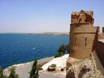 Süleyman Bin Kaya Alp'ın naaşı, sudan çıkarılarak Caber Kalesinin önüne defnedilmiştir.