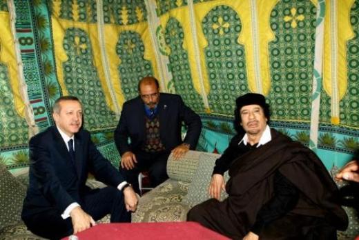 Erdoğan ile çadırda!!!
Kaddafi, Başbakan Recep Tayyip Erdoğan'ı 24 Kasım 2009 tarihinde sarayı Bab-ül Aziziye'de kurulan çadırda ağırlamıştı. Erdoğan, 13 yıl aradan sonra Libya'yı ziyaret eden ilk Türk lider olmuştu.