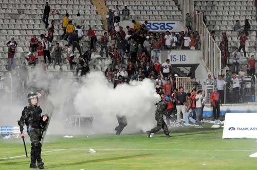 5 bin Karşıyakalı sahaya indi, Kasımpaşalılar soyunma odasına kaçtı, Alparslan'ın kafasına koltukla vuruldu, çok sayıda asker, futbolcu ve taraftar yaralandı.