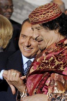 G-8 toplantısı, liderlerin aile fotoğrafı çektirmelerinin ardından İtalya Başbakanı Berlusconi'nin düzenlediği bir basın toplantısıyla sona erdi. Zirveye liderlerin çapkın bakışları damga vurdu.