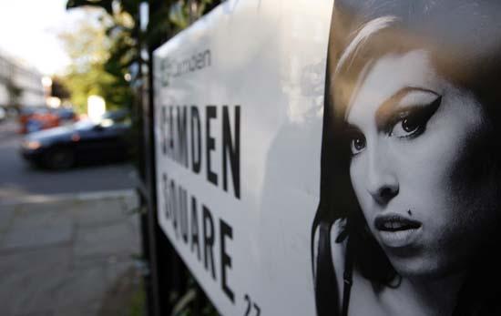 <p>Lonra'daki evinde &ouml;l&uuml; bulunan İngiliz şarkıcı ve şarkı s&ouml;z&uuml; yazarı Amy Winehouse'un cesedi d&uuml;zenlenen t&ouml;renin ardından Golders Green'deki bir sinagogda yakıldı.