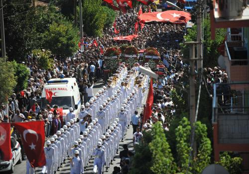 Şırnak'ın Beytüşşebap ilçesinde teröristlerce düzenlenen saldırıda şehit olan Piyade U. Çvş. Özgür Küçük ile Hüseyin Kıraç İzmir'in ve Mersin'de düzenlenen törenle toprağa verildi.