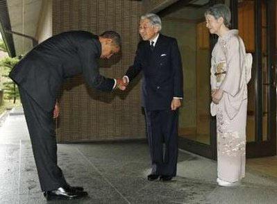 Forbesun geçen hafta Dünyanın en güçlü adamı olarak ilan ettiği ABD Başkanı Barack Obamanın Japonya ziyareti sırasında Japon İmparatoru Akihito karşısında eğilmesi kriz yarattı.