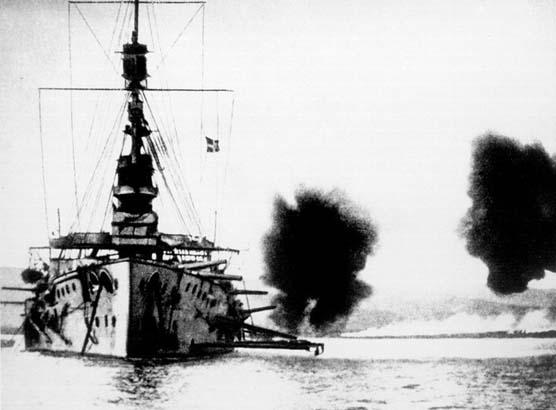 18. 05: Ocean, Çanakkale ve Soğanlıdere bataryalarının yoğun ateşleri altında geri çekilirken mayına çarptı ve 15 derece eğildi.