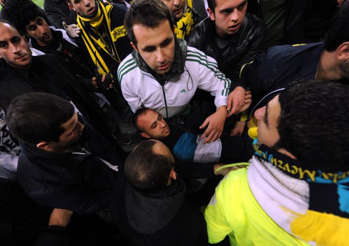 Karşılaşmanın 67. dakikası oynanırken, Beşiktaş tribünü önünde asılan pankart yanmaya başladı. Alevlerin arttığı sırada yapılan müdahaleyle yangın söndürülürken, stadın bu bölümünü dumanlar kapladı.