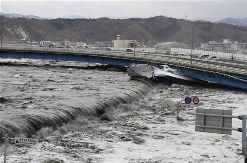 Sürüklenen köprü: Felaketin vurduğu Miyorka bölgesinde dev tsunami dalgaları köprüyü de aşarak herşeyi sürükledi.