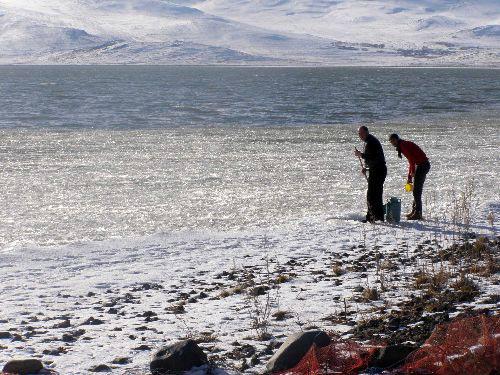 Ardahan'ın Çıldır ilçesi sınırları içerisinde bulunan ve 124 kilometrekare alanıyla Doğu Anadolu Bölgesi'nin ikinci büyük gölü olan Çıldır Gölü ocak ayına girilmesine rağmen hâlâ donmadı. Gölün buz tutmaması en çok gölde kışın buzları kırarak balık avlayan balıkçıları üzdü. (CİHAN/Sezgin Uygar)