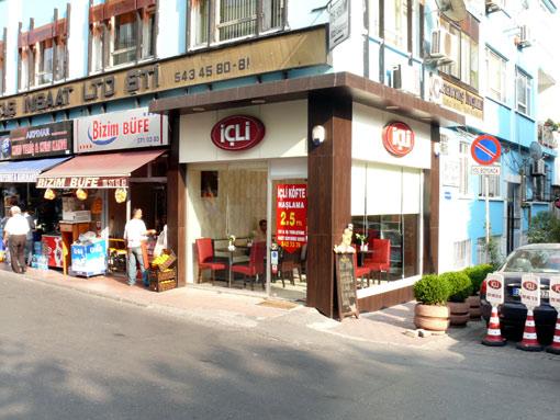 İÇLİ küçük bir mekan ama sade dekorasyonu ve  iki cam cephesi sayesinde oldukça ferah..